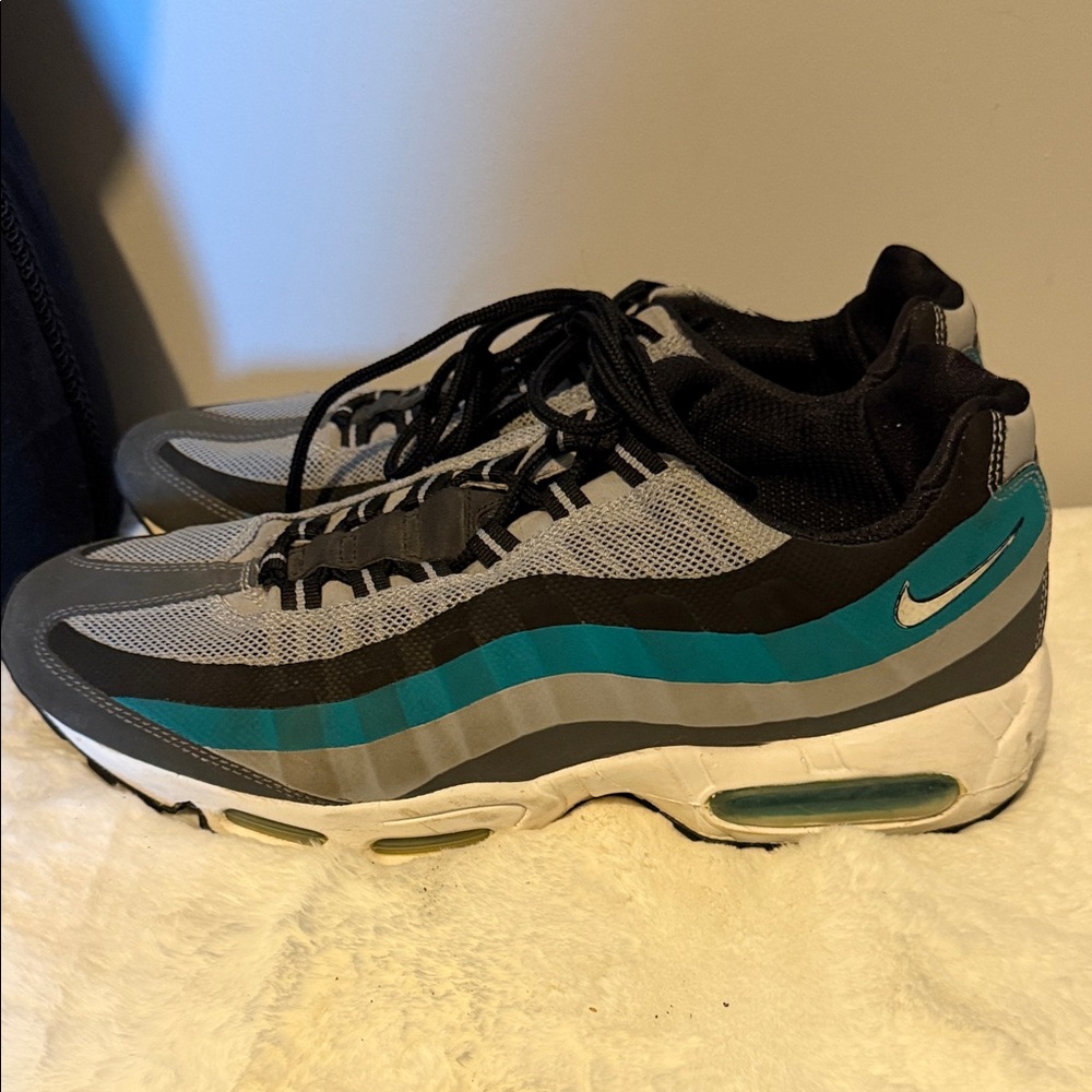 Nike Men’s Grey Black Teal Wave Sneakers